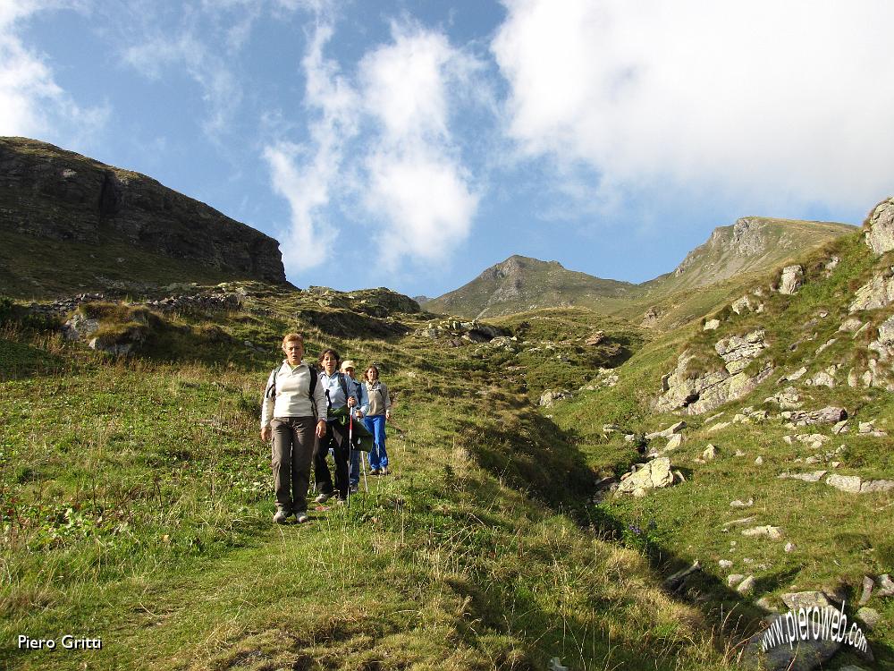 68 Alle spalle il Monte di Sopra e il Triomen.jpg